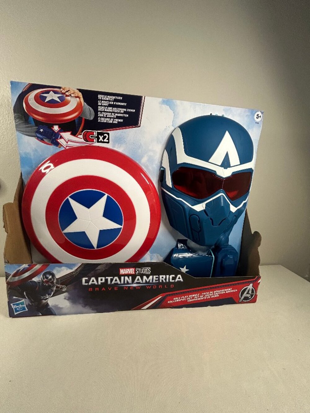 NIB Marvel Captain America Brave New World Mask & Shield Wrist Gauntlet